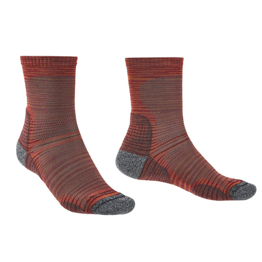 An ultra-light cushioned sock designed for long-distance hot weather adventures, the Hike Ultra Light T2 Merino Performance ensures your feet stay cool, comfortable and dry when temperatures soar. Engineered advanced T2 zonal padding provides lightweight micro cushioning that minimises heat retention. www.moralepatches.com.au