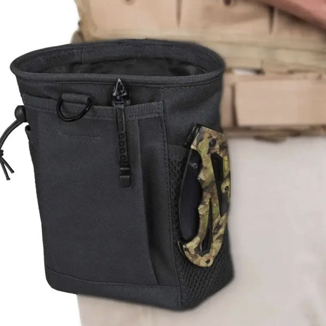  Be prepared when it matters the most with the Deluxe Expandable Dump Pouch Black! This convenient, expandable dump pouch supplies extra storage space in the most intense conditions. www.moralepatches.com.au