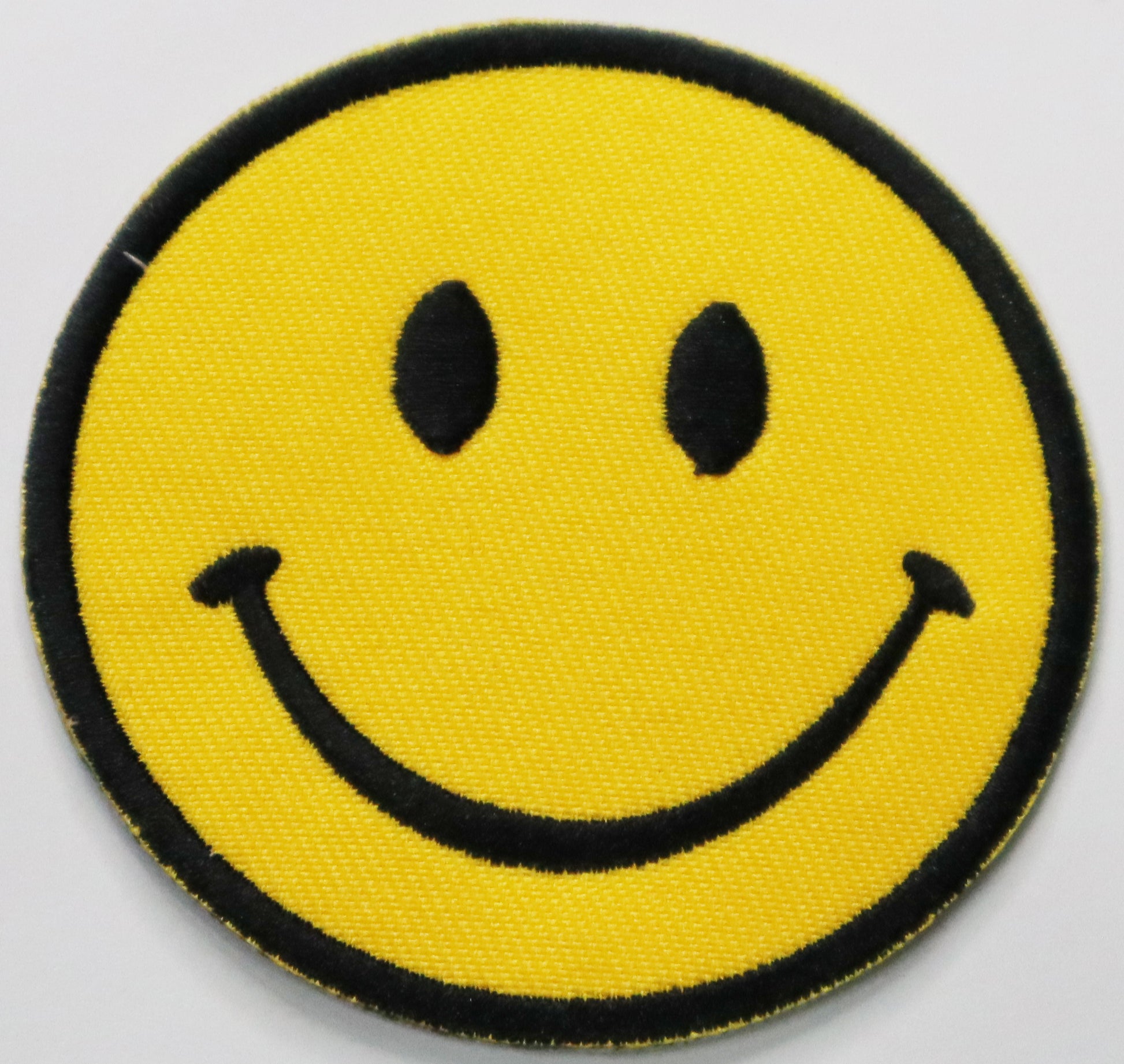 Smiley Face Iron On Patch. Great for attaching to your jackets, shirts, pants, jeans, hats.  Size: 7cm